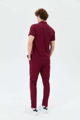 Bordo Secundus Fit scrubs - arka görünüm ve hakim yaka detayı