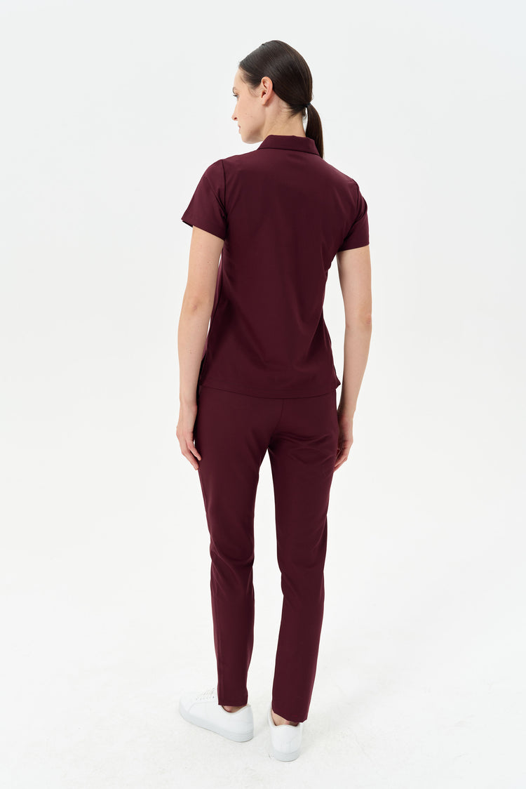 Bordo Aura scrubs takım - yan görünüm ve gömlek yaka detayı