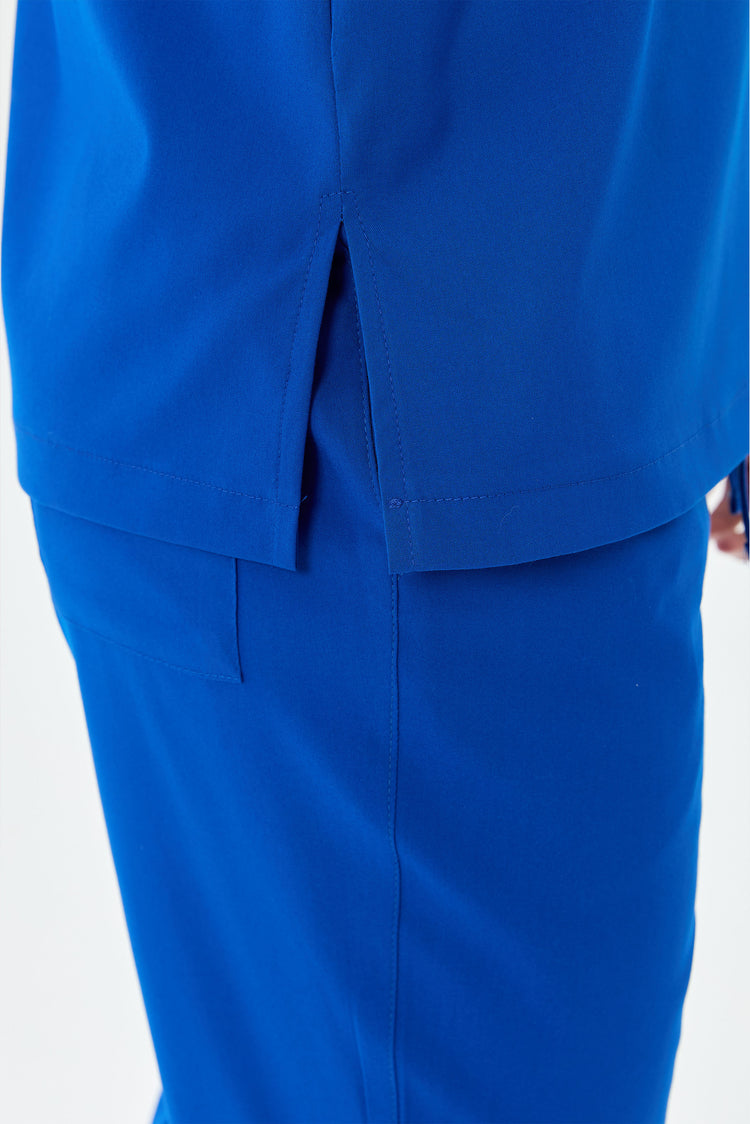 Secundus Fit kozmik mavi scrubs - yan görünüm ve canlı renk