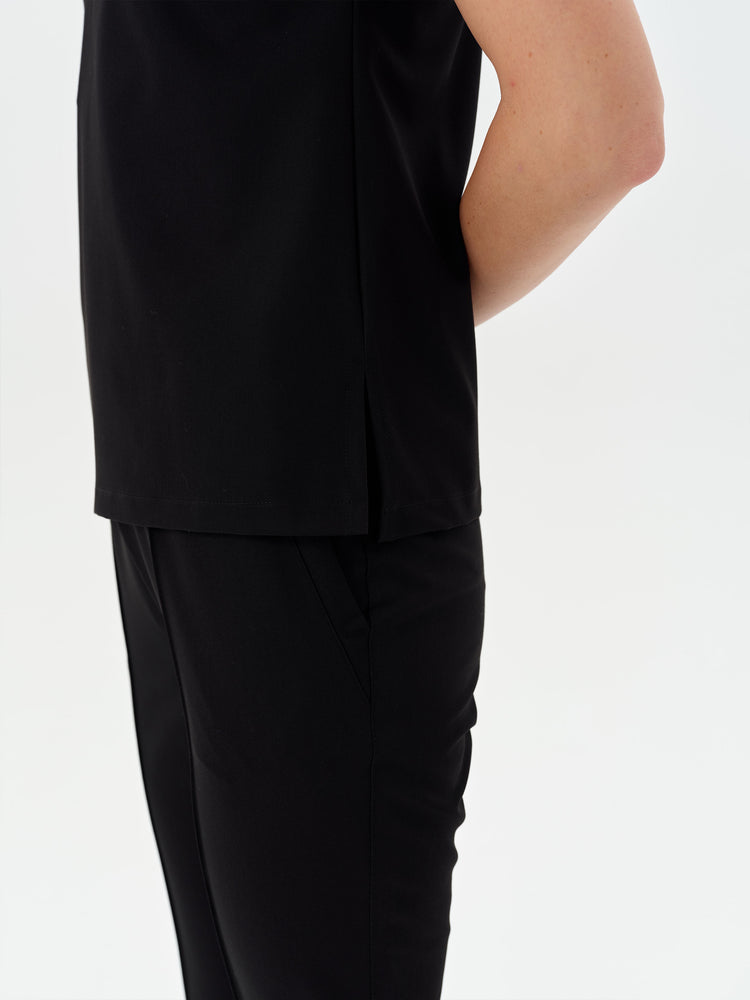 Primus Aura siyah scrubs - yan görünüm ve şık tasarım