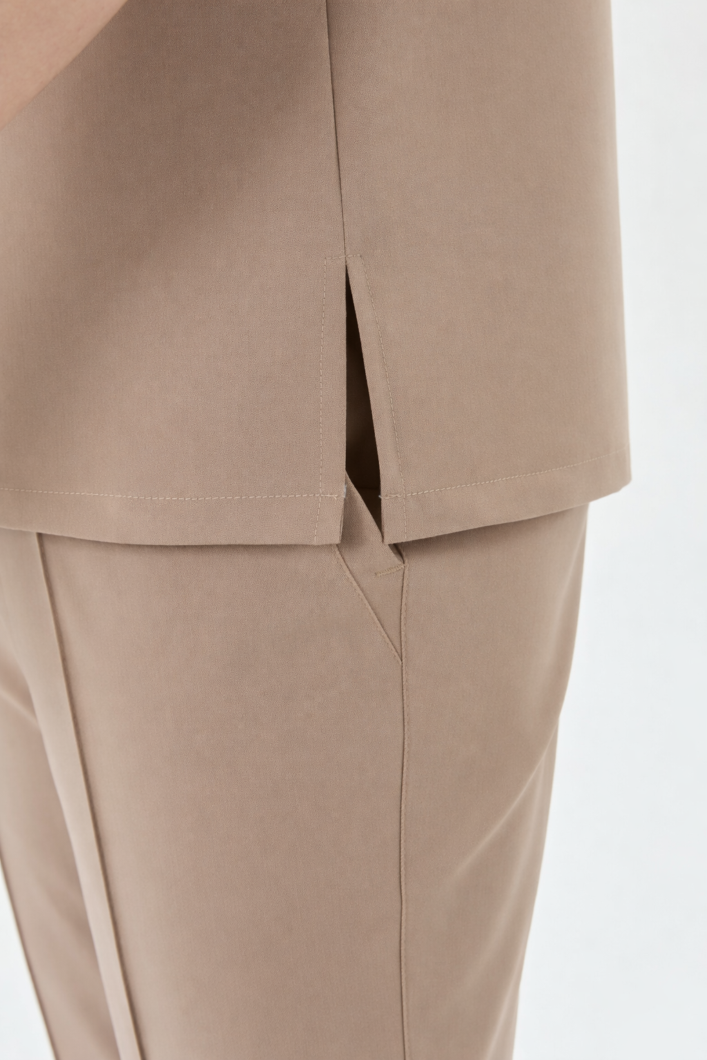 Bej renkli kaliteli medikal kumaş dokusu ve dikiş detayları - Mole Uniform Bursa.