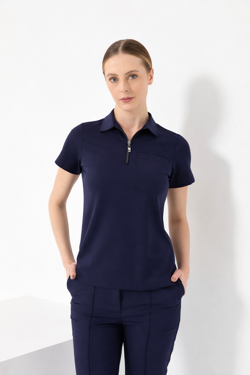 Lacivert kadın medikal pantolon, ergonomik bel yapısı ve fonksiyonel cep detayları.