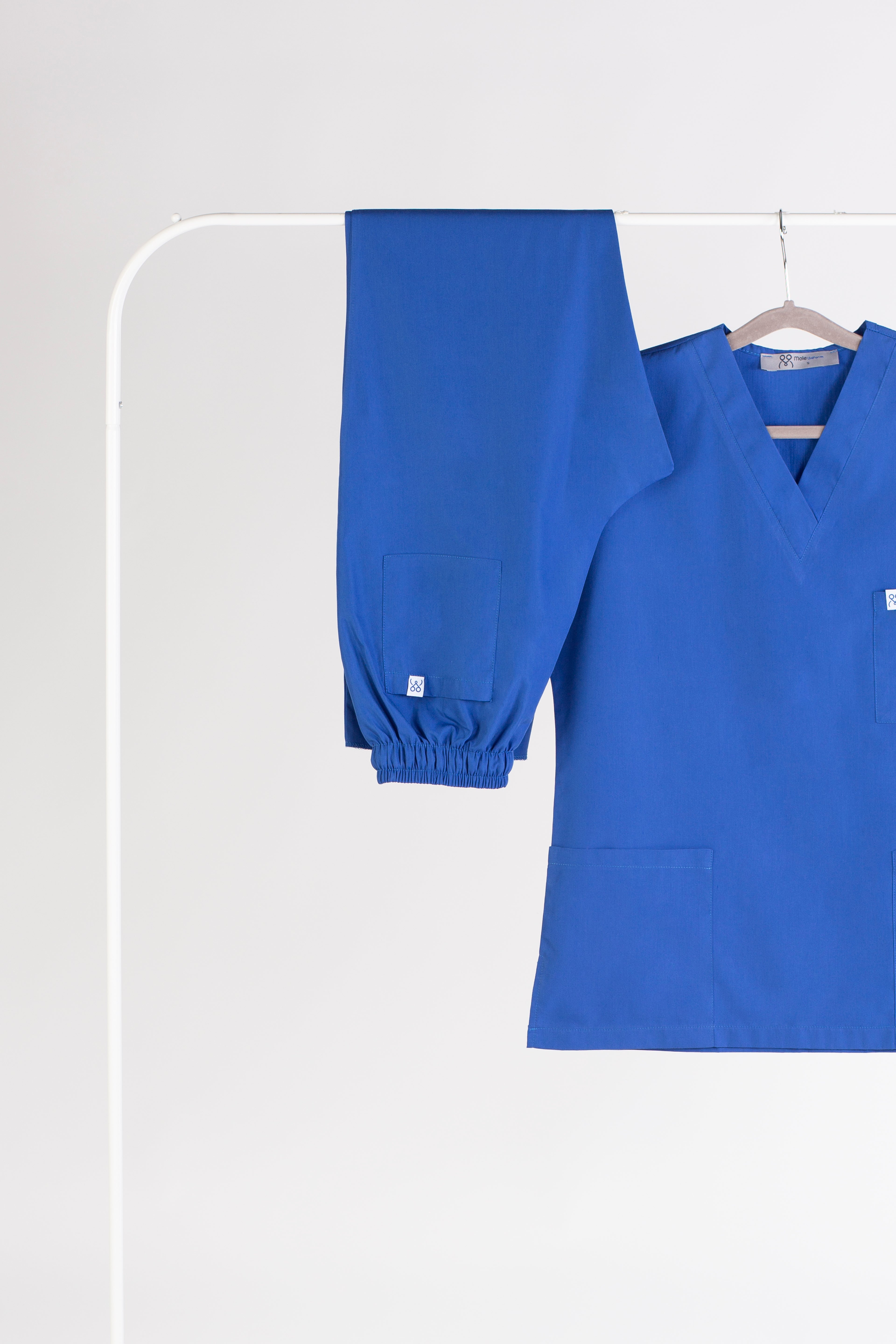 Bursa imalatı nakışlı saks mavisi scrubs takımı - Minimum 10 adet özel üretim ekonomik medikal giyim.