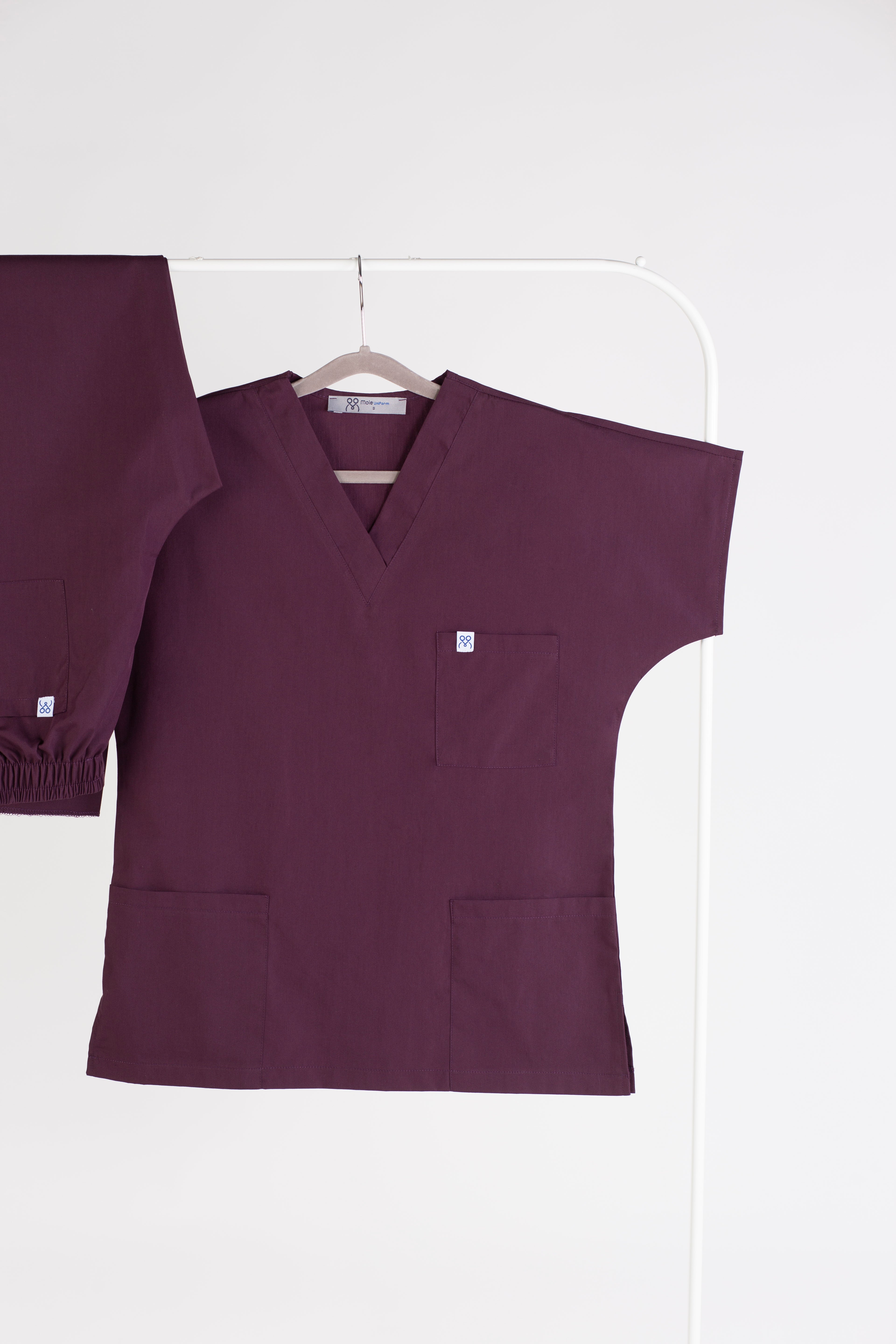 Toptan patlıcan moru yarasa kol V yaka unisex scrubs takımı - Tertius serisi uygun fiyatlı medikal kıyafet imalatı.
