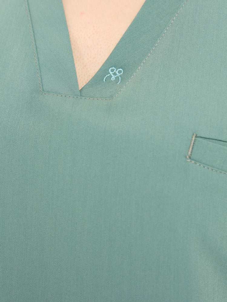 Mint scrubs takım - yan görünüm ve modern kesim
