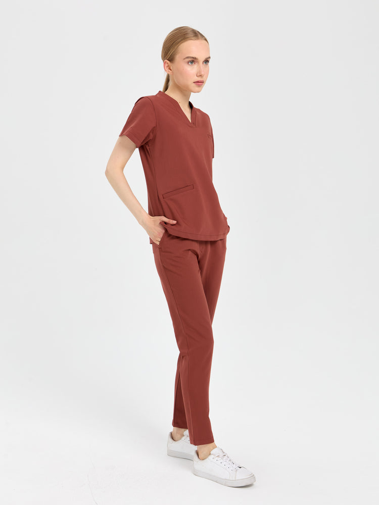 Tarçın scrubs takım - yan görünüm ve modern kesim