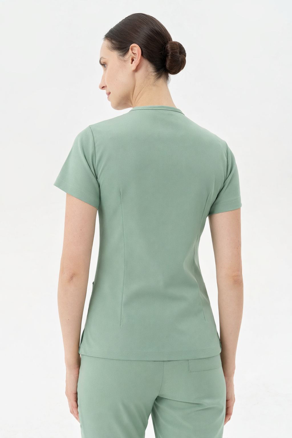 Orta segment kaliteli mint yeşili kadın scrubs takımı vücut üzerinde duruşu ve kalıp özellikleri.