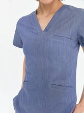 Mavi scrubs takım - detay görünüm ve modern kesim