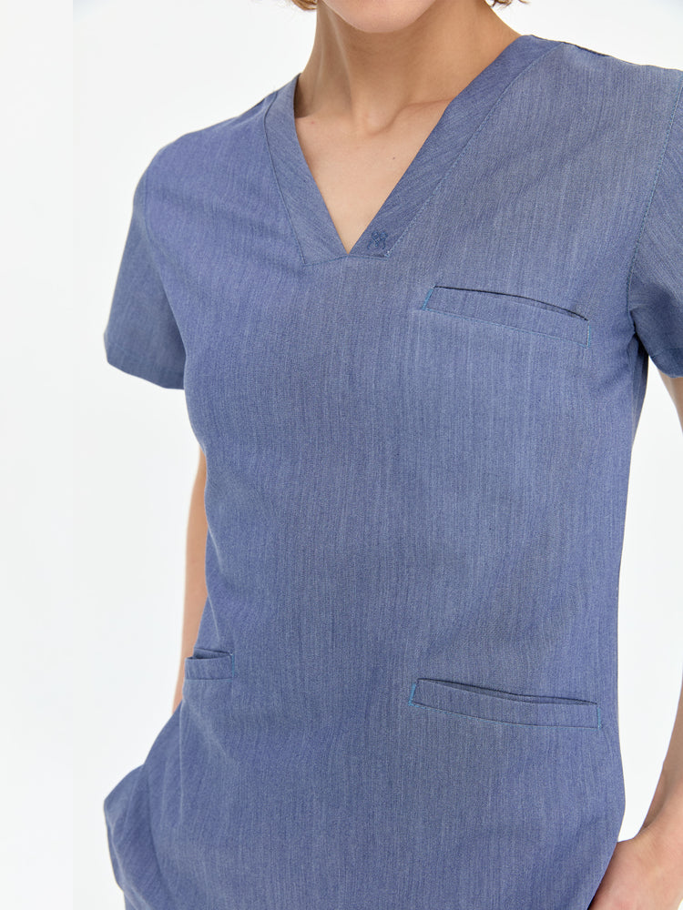 Mavi scrubs takım - detay görünüm ve modern kesim