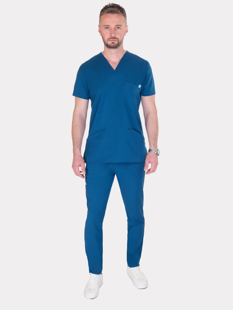 Azur mavi erkek scrubs üst - V yaka detayı ve modern kesim