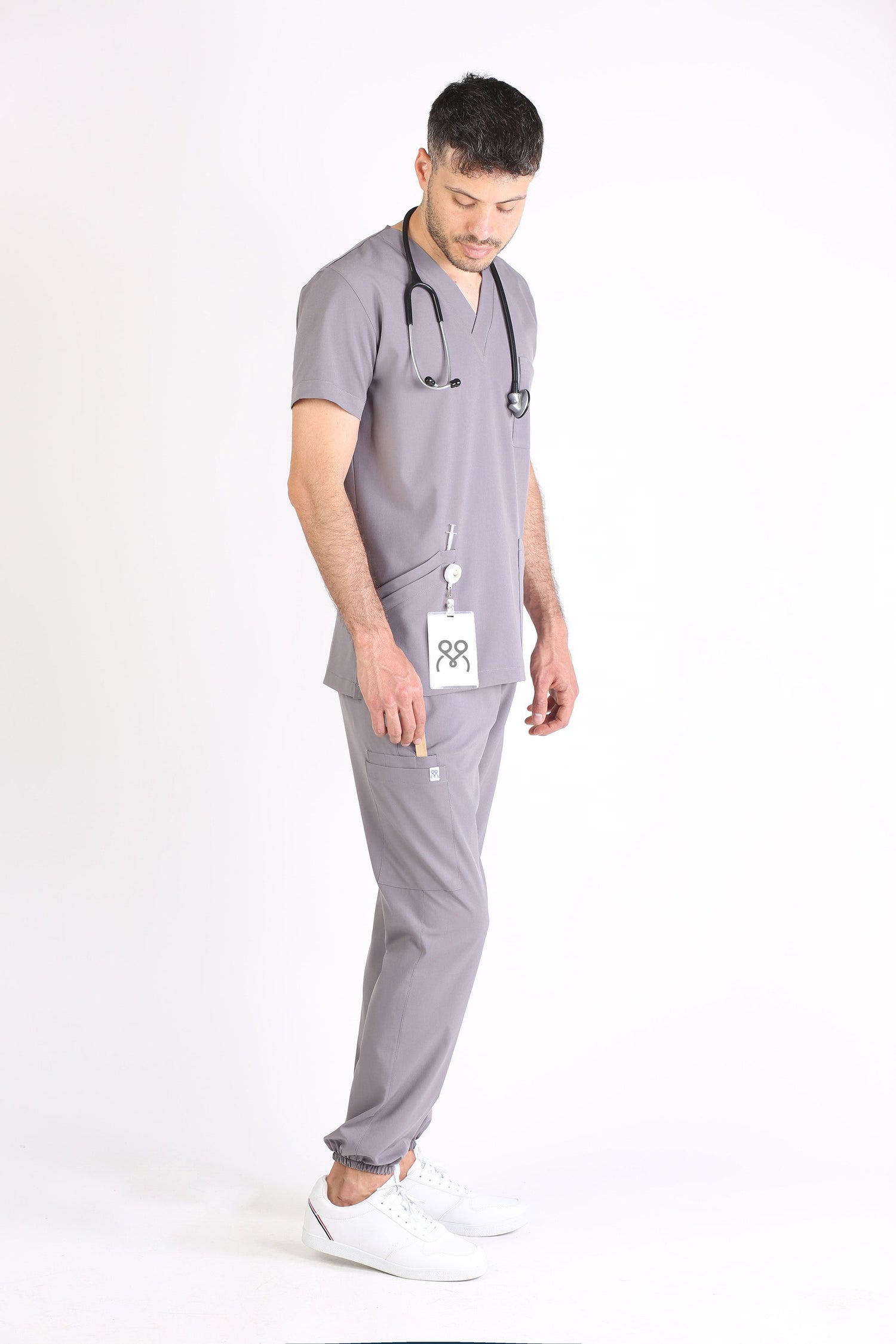 Antrasit erkek scrubs üst - V yaka detayı ve modern kesim