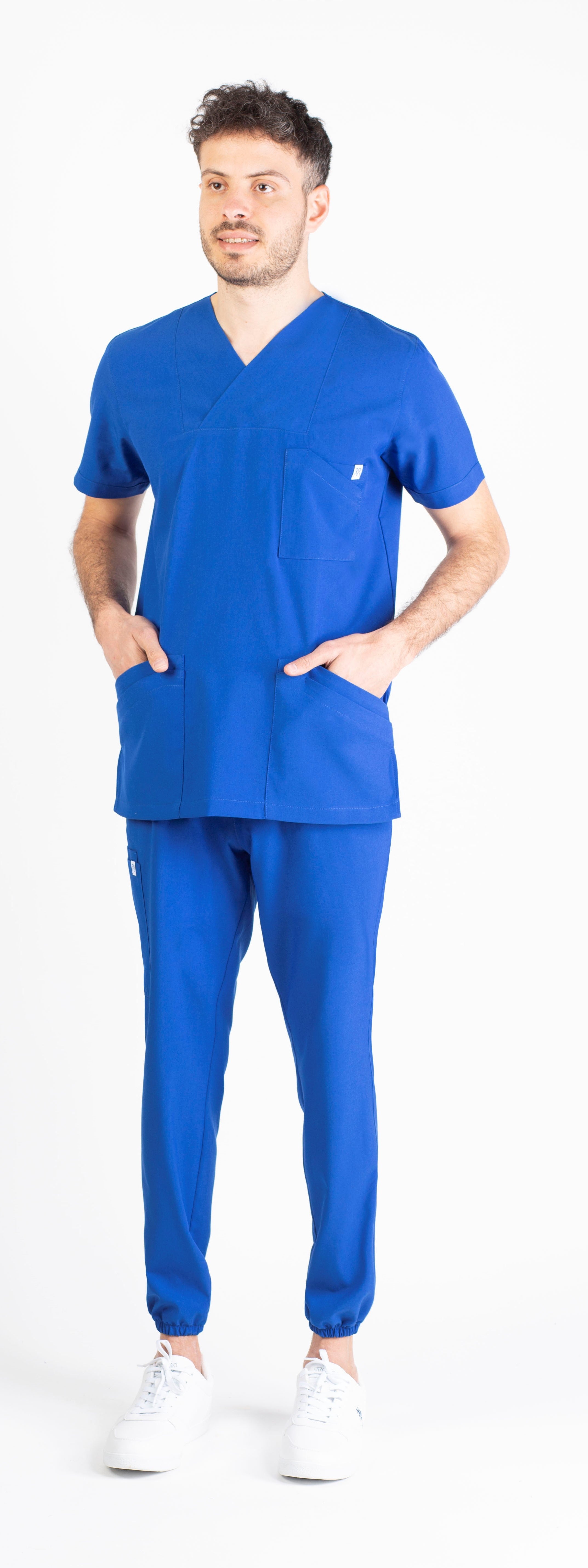 Lastik paçalı ve likralı üniforma ile ameliyathanede faaliyet gösteren sağlık çalışanları daha rahatlar.