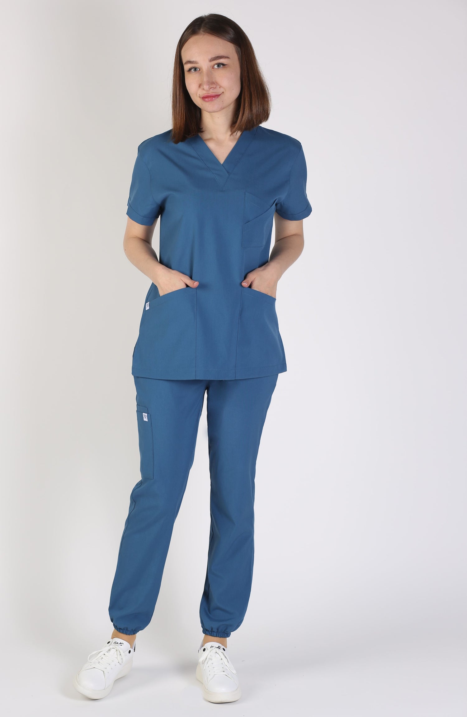 Primus Serisi medikal üniformalar kolayca leke tutmaz, kolay temizlenerek leke barındırmaz; sağlığı tehlikeye atmaz.