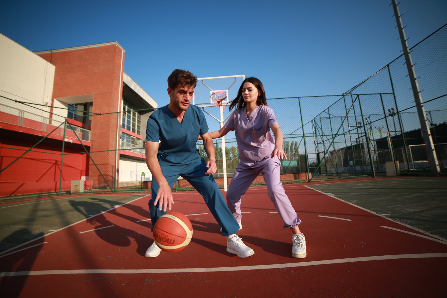 Diz yapmayan medikal üniformalar olarak Primus ve Secundus serisi formalar oldukça dikkat çekicidir.