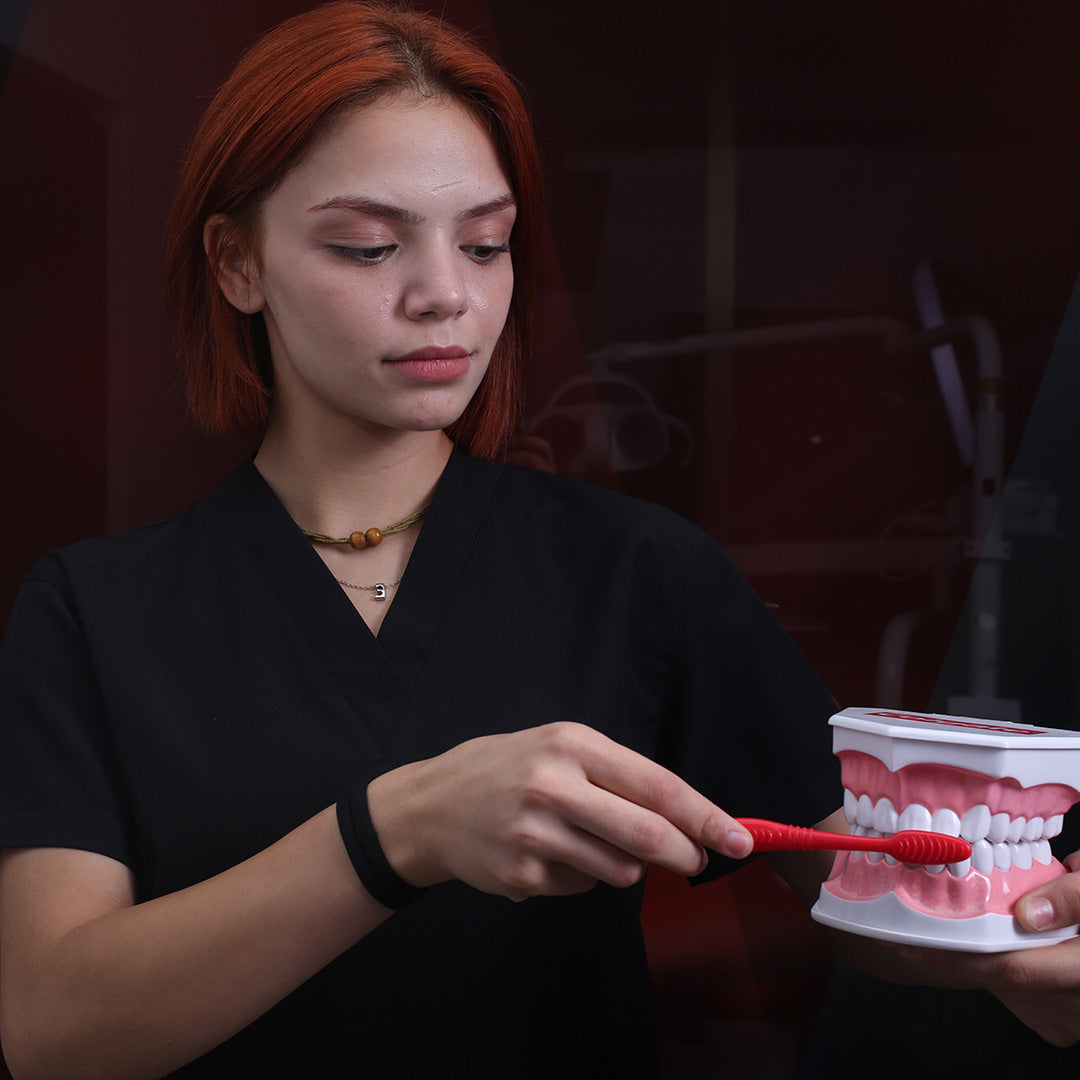 Diş hekimlerine özel medikal üniforma ürünleri ile leke tutmama, kolay yıkanma ve kolay ütülenebilme özellikleri elde edilebilmektedir.