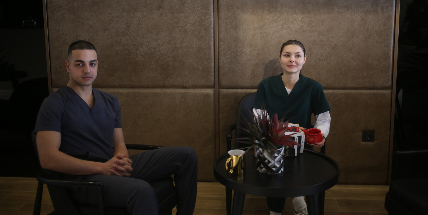 Leke tutmayan scrubslar sayesinde temiz görünüm gün boyu korunabilmektedir.