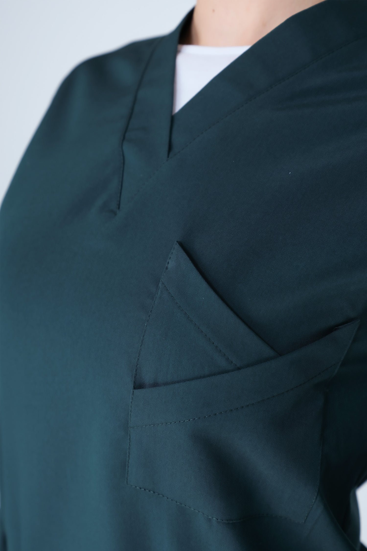 Üzerinde Lale cep detayı bulunan Primus Serisi medikal üniforma