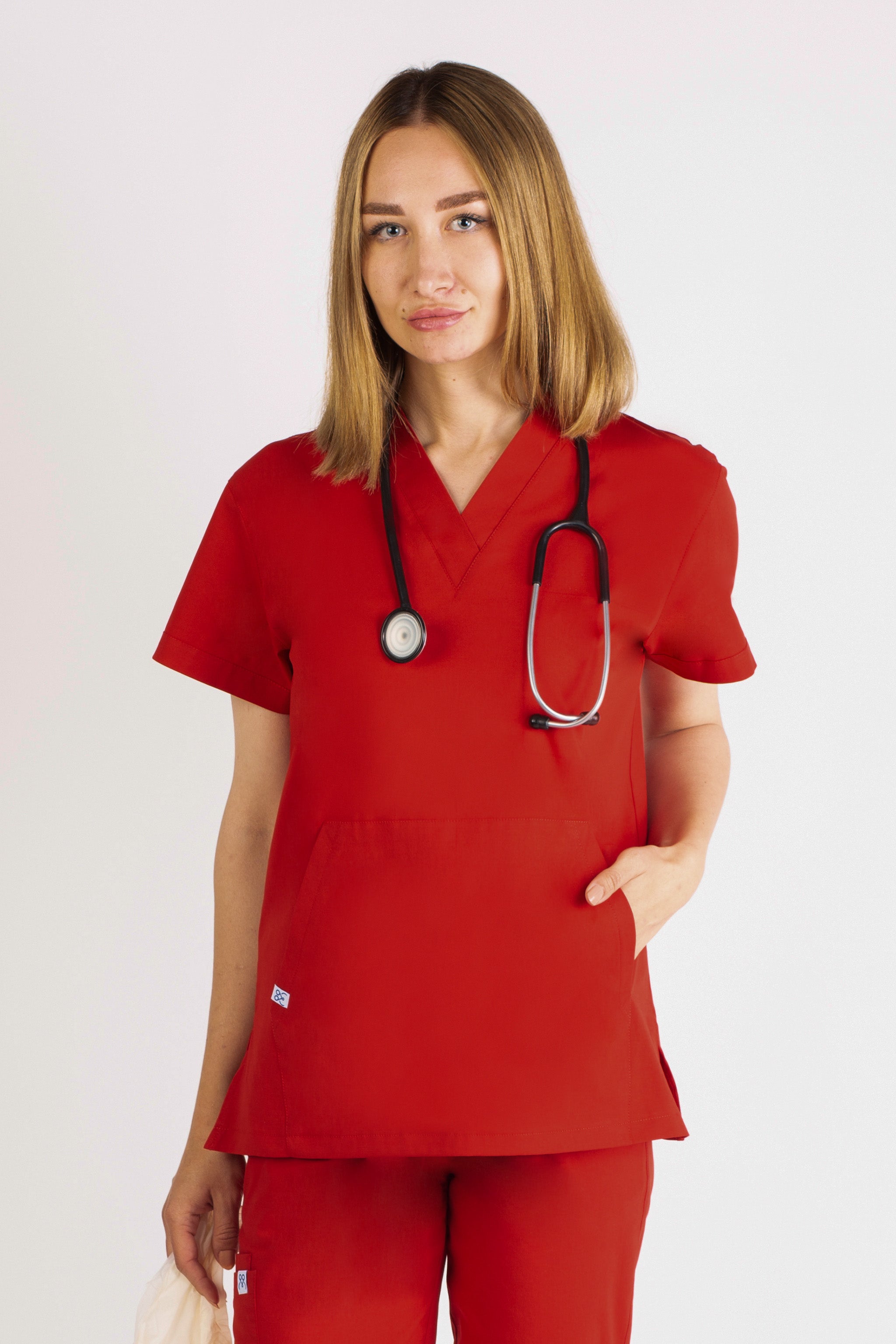 Leke tutmaya karşı dayanıklı yapısı sayesinde Primus Serisi scrubs modelleri sağlık çalışanlarının işlerini kolaylaştırmaktadır.