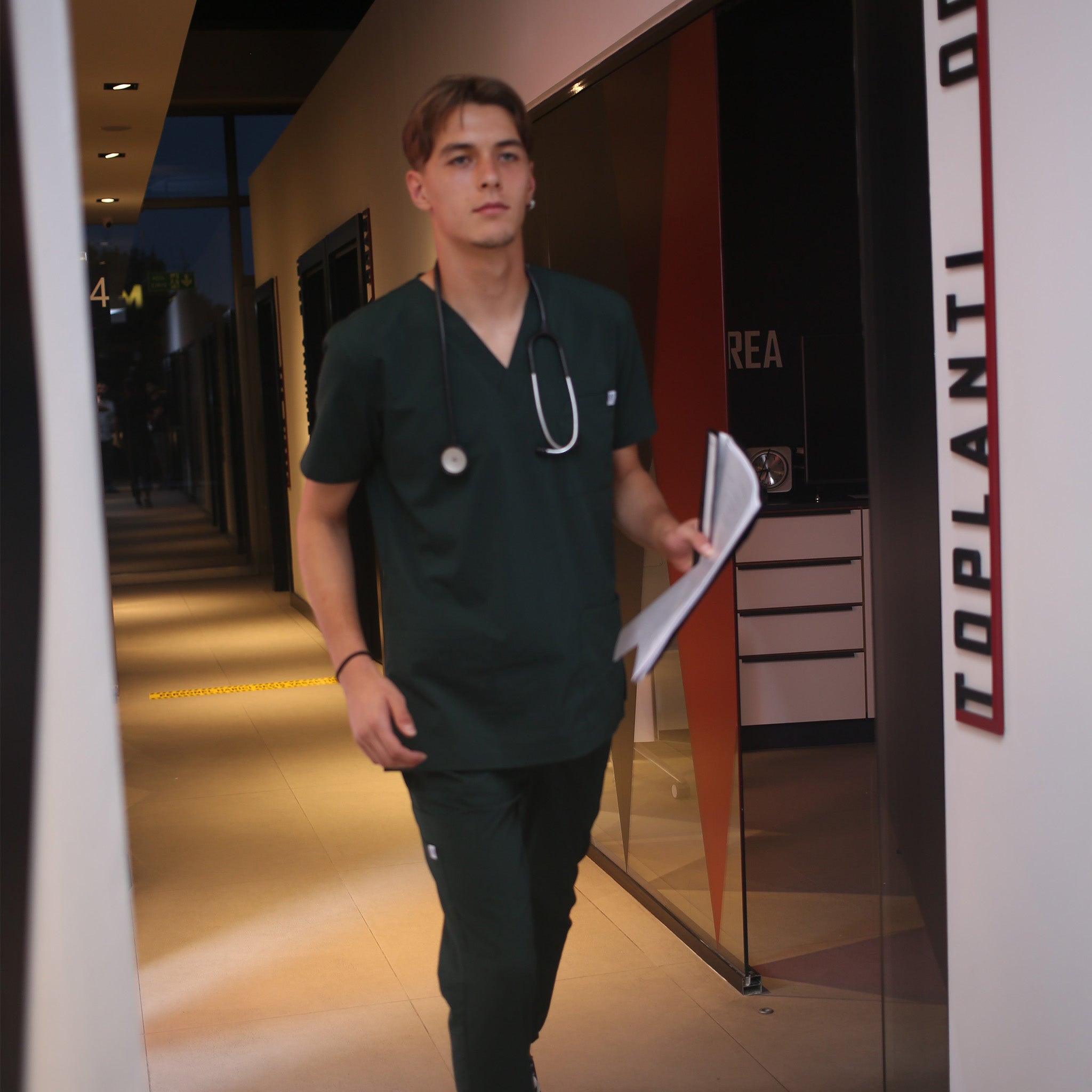 Medikal Üniforma kullanımı ile ilgili mevcut yasal düzenlemeler gereği, sağlık çalışanlarının mesleki faaliyetleri sırasında scrubs ürünleri giymesi gerekmektedir.