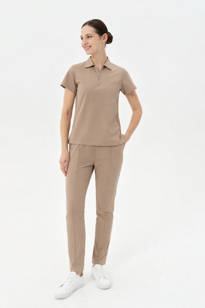 Bej kadın medikal forma modern gömlek yaka detayı ve kumaş dokusu yakın çekim.
