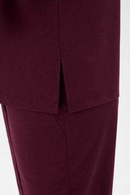 Bordo erkek medikal forma modern gömlek yaka detayı ve kumaş dokusu - Kaliteli Aura seri profesyonel scrubs takımı.