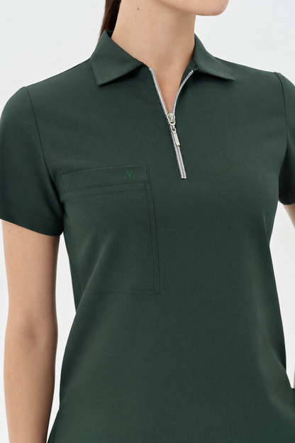 Yeşil kadın medikal pantolon, ergonomik kesim ve fonksiyonel cep detayları.