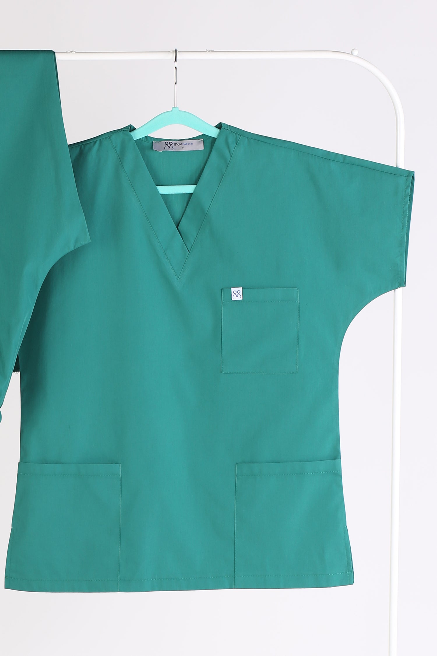 Bursa imalatı nakışlı yeşil scrubs takımı - Minimum 10 adet özel üretim ekonomik medikal giyim.