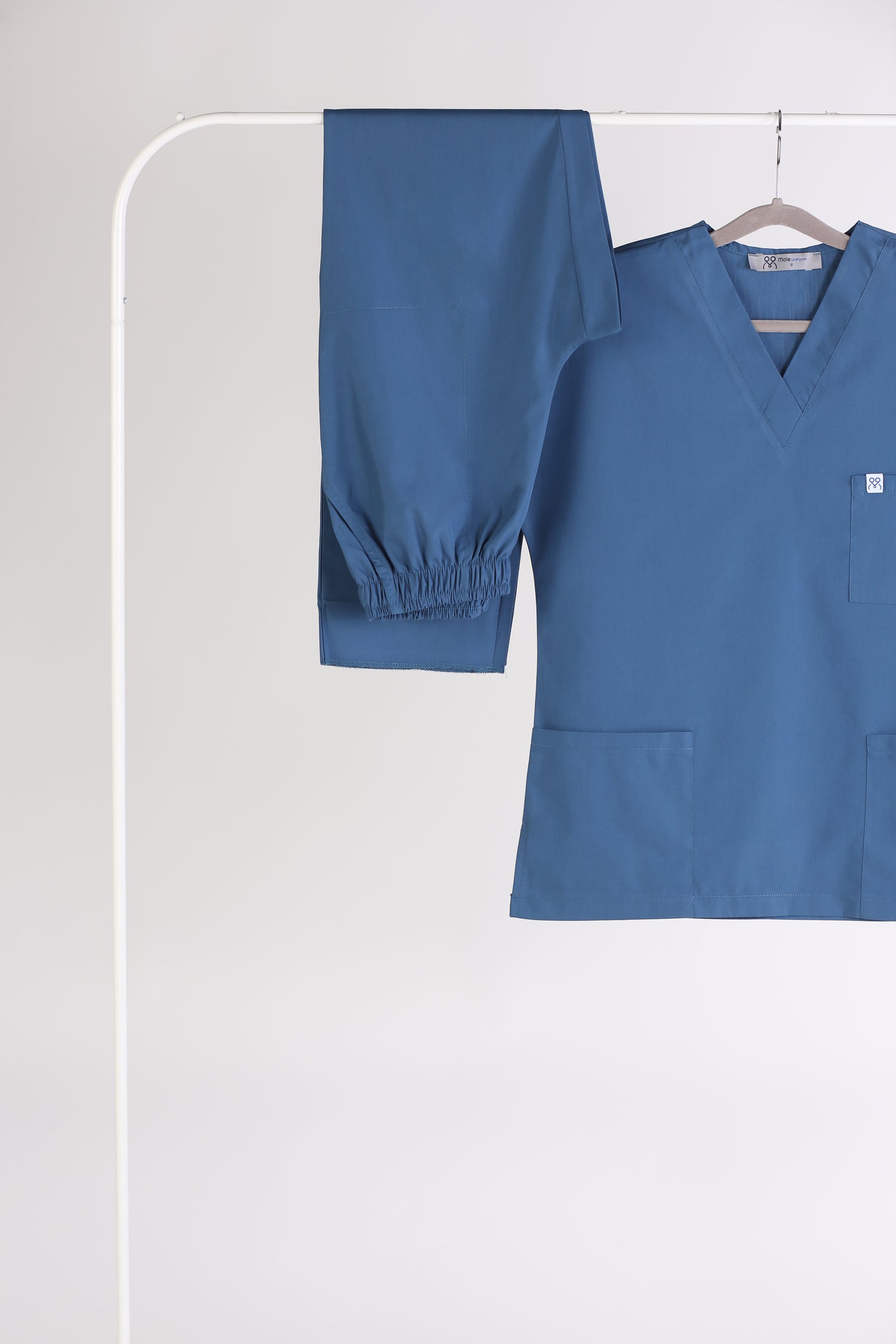 Bursa imalatı nakışlı indigo erkek scrubs takımı - Minimum 10 adet özel üretim ekonomik medikal giyim.