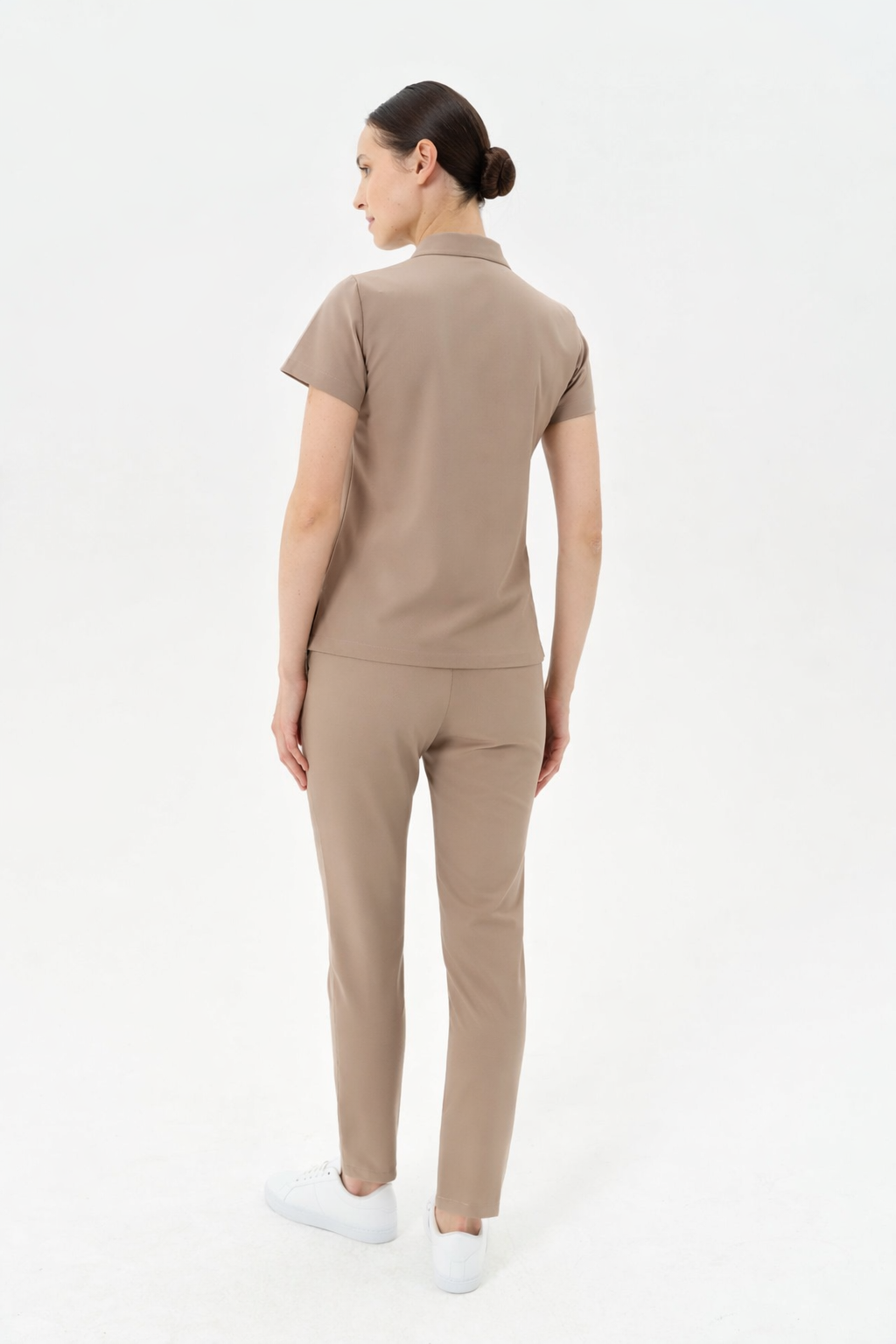 Bursa imalatı nakışlı bej gömlek yakalı kadın scrubs takımı - Kurumsal logolu medikal giyim üretimi.
