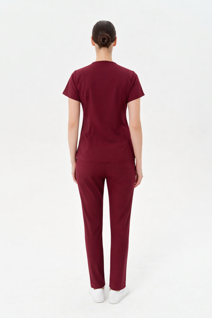 Bordo kadın medikal pantolon, ergonomik bel ve cep detayları.