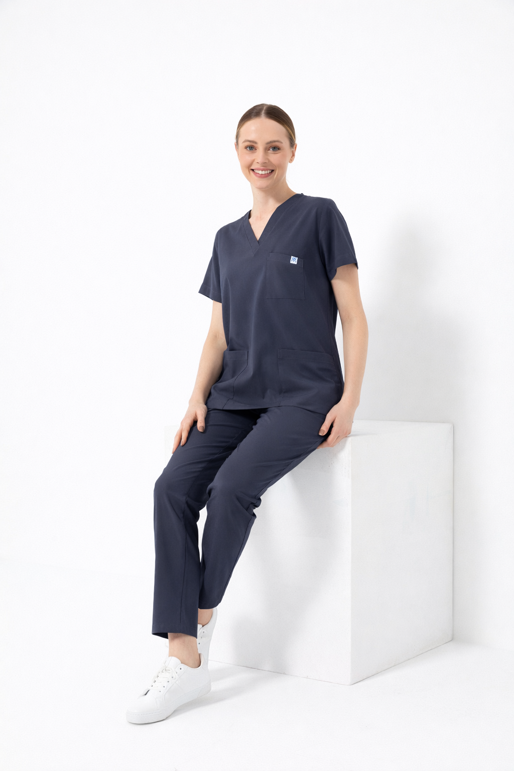 Gri kadın medikal pantolon, ergonomik bel ve cep detayları.