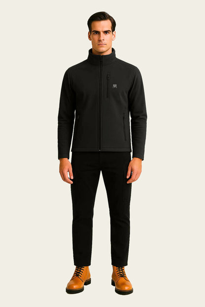 Modern kesim siyah softshell montun vucut uzerindeki durusu ve esnek yapi ozellikleri.