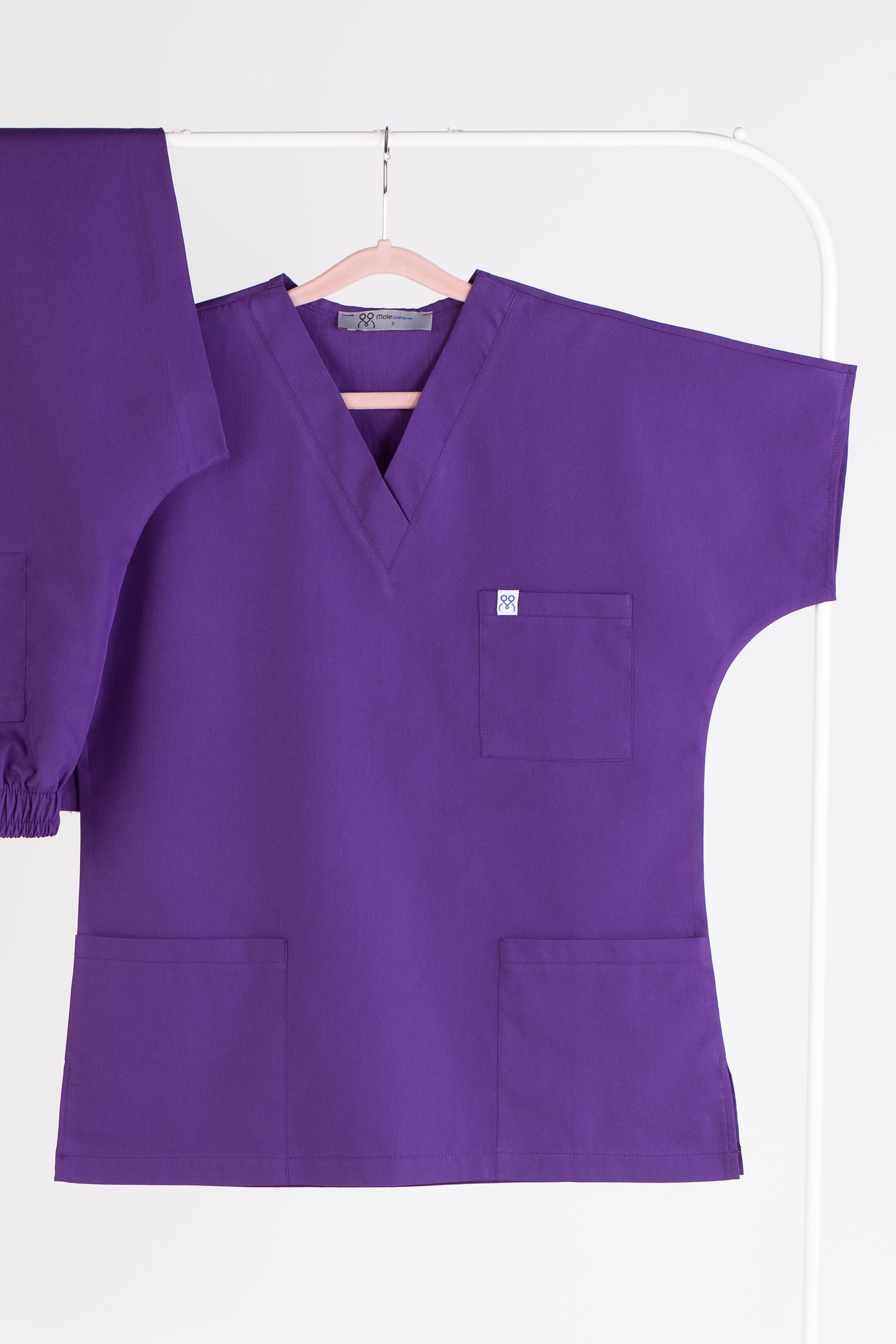 Mor medikal forma kumaş dokusu ve dikiş detayları - Uygun fiyatlı Tertius seri scrubs takımı.